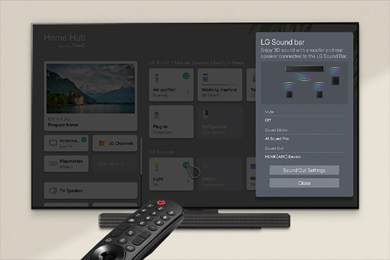 تم تثبيت LG OLED TV والسماعات المنفصلة Soundbar مع رمز Wi-Fi باللون الأبيض في المنتصف.