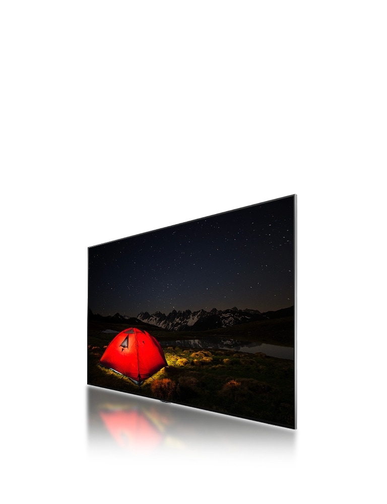 منظر جانبي لـ LG TV يُظهر صورة باهتة وغير واضحة لخيمة في الليل. تتحرك طبقة من التلفزيون إلى الخلف لتعرض مناطق تعتيم كبيرة، ثم يتم تمرير مناطق تعتيم أصغر حجمًا باللون الأزرق لتحل محلها. تتحرك الطبقة للأمام لإعادة الاتصال بـ LG TV، ثم تصبح صورة الخيمة أكثر سطوعًا ووضوحًا.