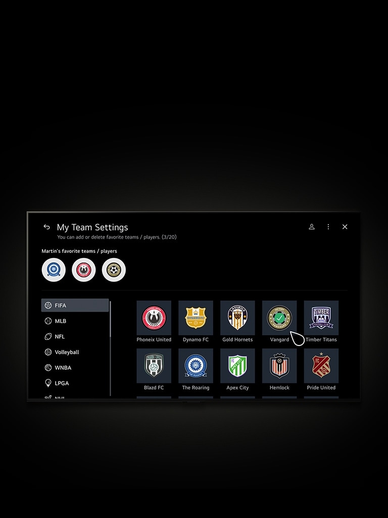 يتم Sports Portal على شاشة LG TV. في الأعلى، صورة مصغرة بحجم كبير، وفي الأسفل، أربع صور مصغرة تعرض المحتوى المباشر. يتم تمرير شاشة التلفزيون لأسفل لتكشف عن المزيد من الأقسام التي تحتوي على صور مصغرة للألعاب والمحتوى الرياضي. يتم تمرير شاشة التلفزيون لأعلى، وينقر المؤشر لفتح شاشة إعدادات My Team. ينقر المؤشر فوق فريق جديد يظهر في قائمة الفرق المفضلة.