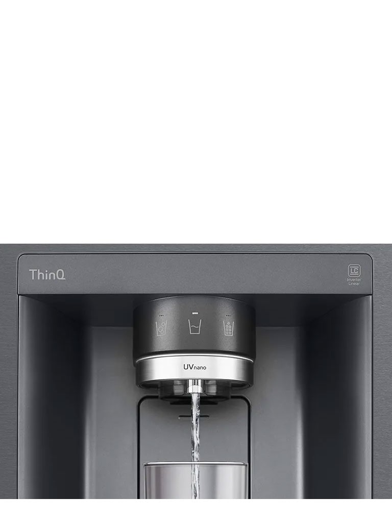 فيديو يبدأ بتكبير شكل موزع المياه. يصبح الجزء الخارجي من الثلاجة واضحًا ويمكن رؤية الجزء الداخلي للباب والفوهة الموزع.