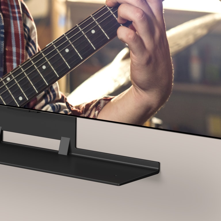 يتم عرض LG OLED TV وSynergy Bracket ضمن طريقة عرض بزاوية نحو الأسفل. يتم إدخال سماعات LG Soundbar في Synergy Bracket.