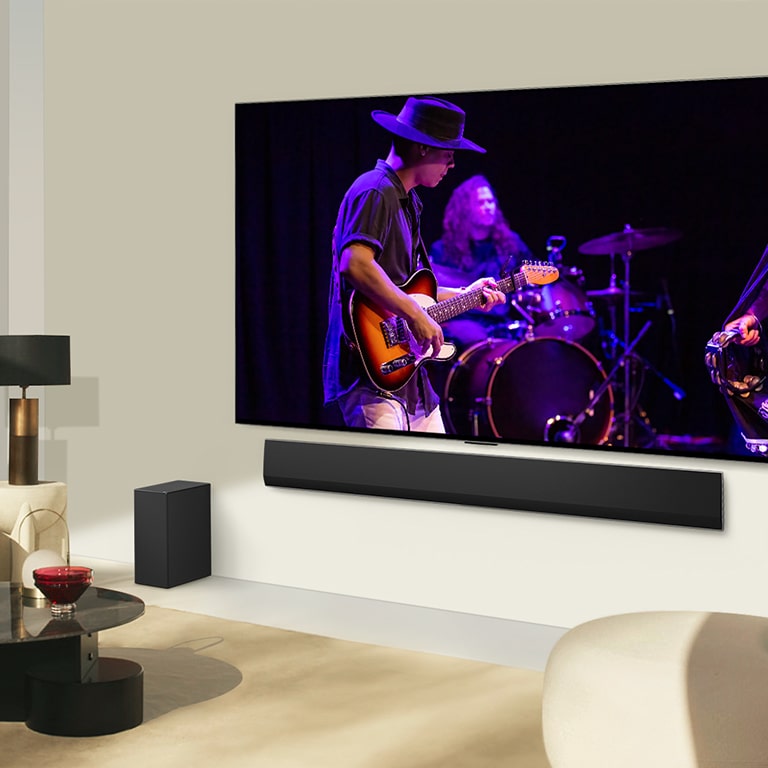 يتم الجمع بين LG OLED TV والسماعات المنفصلة LG Soundbar معًا في غرفة معيشة عصرية.