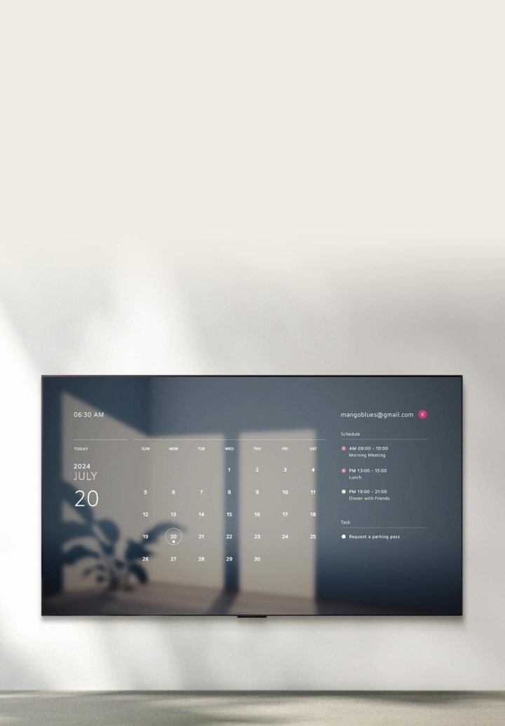 Un televisor LG TV muestra en pantalla la imagen de un amanecer con la hora, la fecha, el tiempo y la temperatura junto al texto “Buenos días”. Una burbuja de texto con el mensaje “Hola LG” que aparece y desaparece, seguida de una burbuja de texto con el mensaje “Mostrar el horario de la semana”. La pantalla se desvanece para mostrar el calendario y el plan diario de Google.