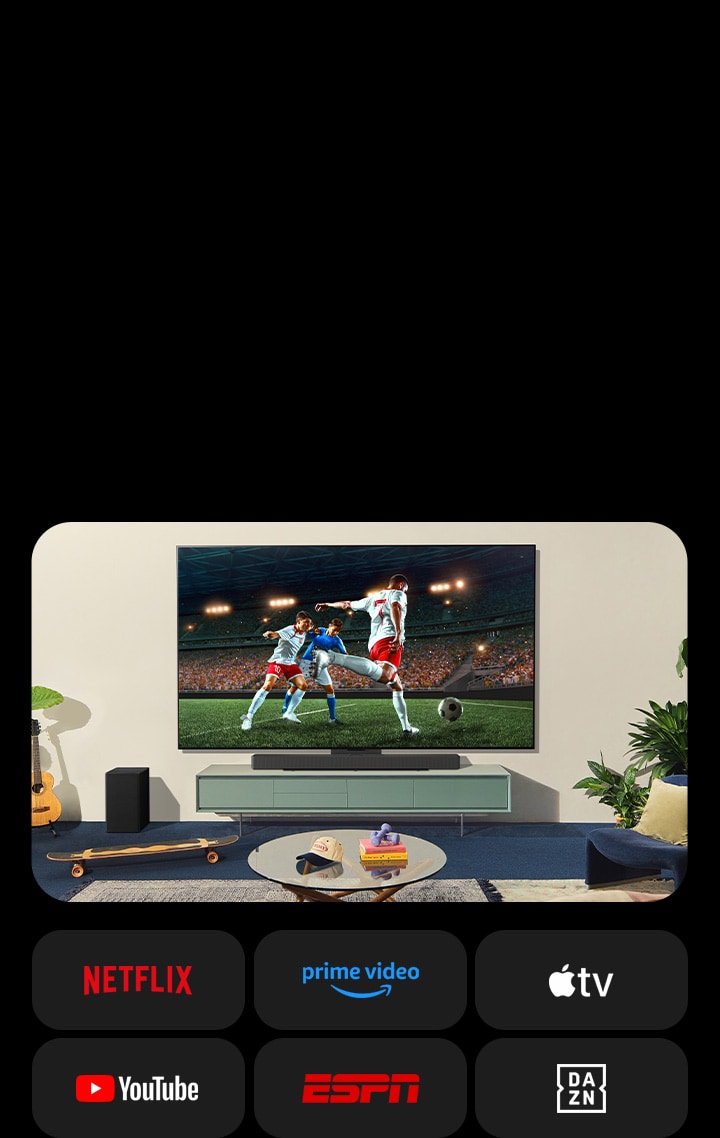 Dos mujeres ven un partido de fútbol en un acogedor salón. Una mujer sujeta un balón de fútbol y ambas animan a su equipo con megáfonos amarillos y rojos. Debajo se muestran los siguientes logos. Netflix, Amazon Prime Video, Apple TV, YouTube, ESPN y DAZN.