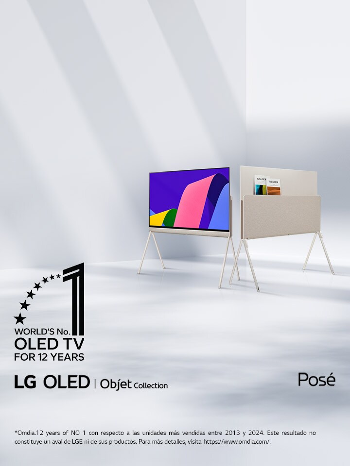 Dos televisores LG OLED Posé en un espacio elgante y minimalista. Un televisor muestra la parte delantera del producto con una obra de arte en la pantalla. El otro televisor muestra su parte trasera, que cuenta con una solución de almacenamiento bien diseñada. En la parte posterior se ven un par de revistas. El distintivo «World's No. 1 OLED TV for 12 Years» esta en una esquina. Los logotipos de producto de LG OLED Objet Collection y Posé también están visibles.