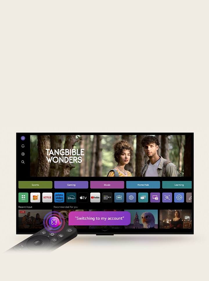 En la pantalla de un televisor LG QNED se muestra la página de inicio de webOS 25, llena de aplicaciones y contenido de entretenimiento. Junto al televisor está el LG AI Magic Remote, con el botón de IA resaltado como si fuera activado por la voz del usuario. Hay un globo de diálogo al lado que dice "cambiando a mi cuenta".