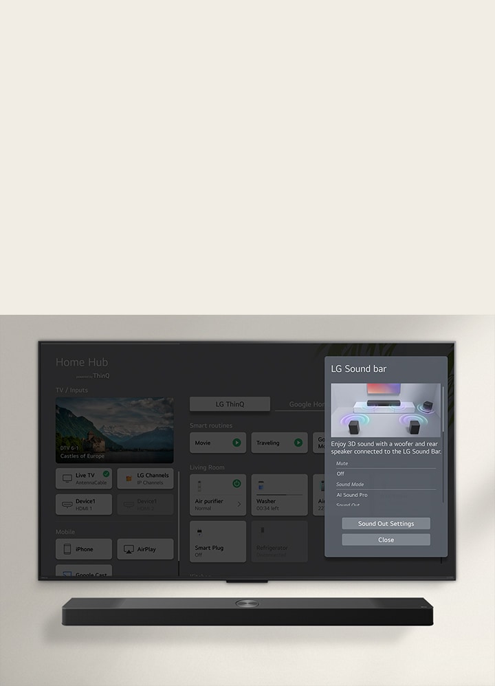 La barra de sonido LG está debajo de un televisor LG QNED. En la pantalla del televisor está la interfaz de usuario de la barra de sonido y los controles de volumen del televisor.	