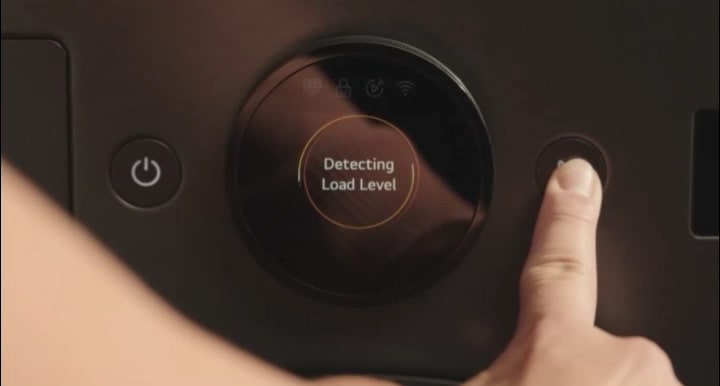 Imagen de un primer plano del panel de control de la secadora mientras un dedo pulsa un botón de funcionamiento a la derecha.