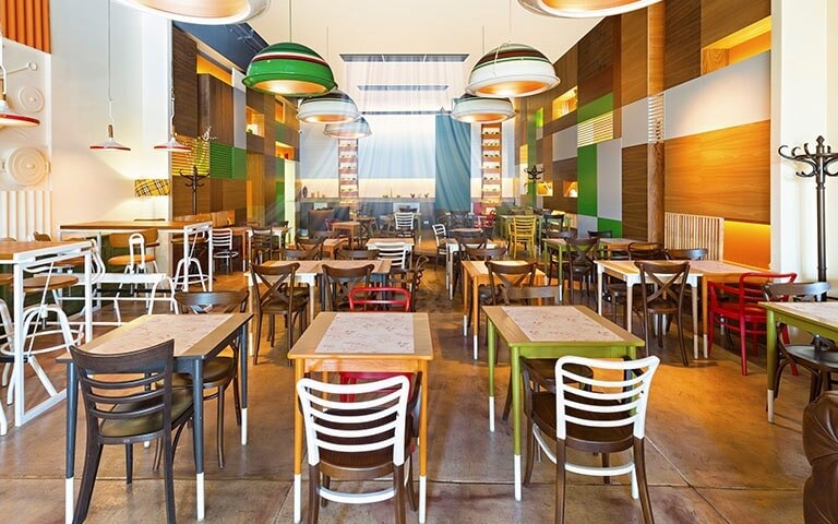 Imagen de zona de restauración en un centro comercial con el aire acondicionado encendido