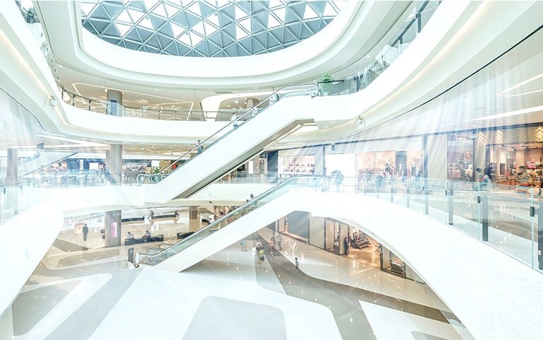 Imagen del espacio central de un centro comercial con el aire acondicionado encendido