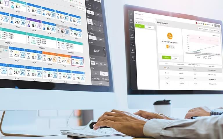 Imagen de una persona usando dos monitores para la gestión de la energía
