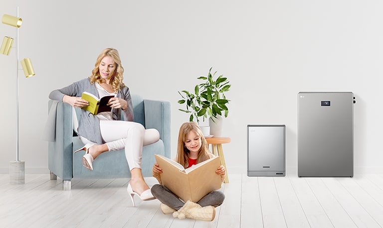 Una madre y su hija están sentadas leyendo en una estancia abierta y diáfana. A su derecha hay dos imágenes de productos Energy Storage System.