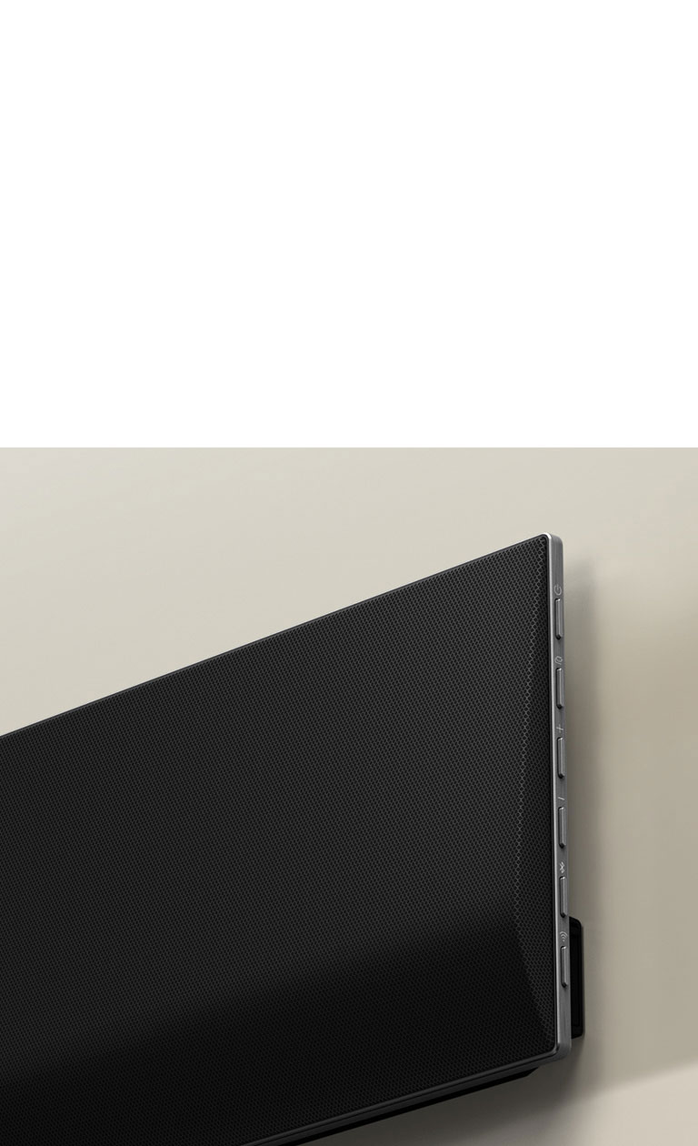 Un primer plano de la barra de sonido contra la pared.