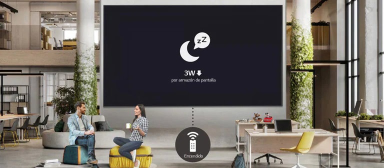 Los empleados descansan en la oficina sin utilizar la pantalla que está en modo de espera para minimizar el consumo de energía.