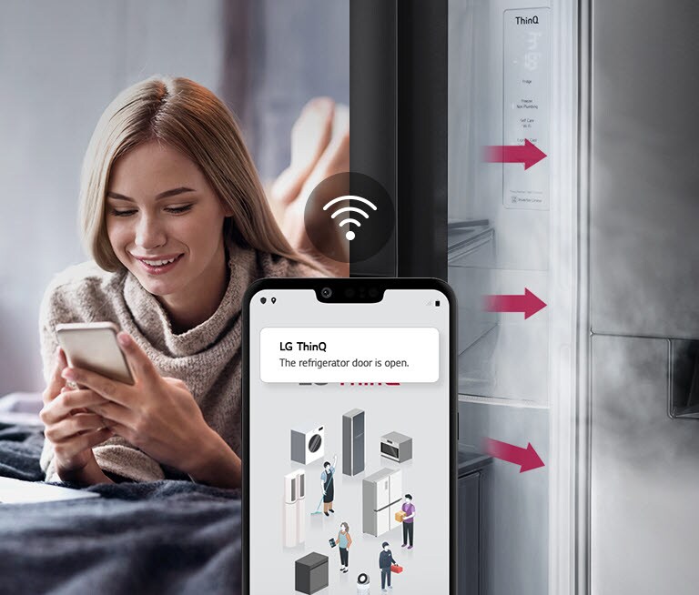 Mujer usando LG ThinQ en móvil, notificando puerta abierta de frigorífico a la derecha.
