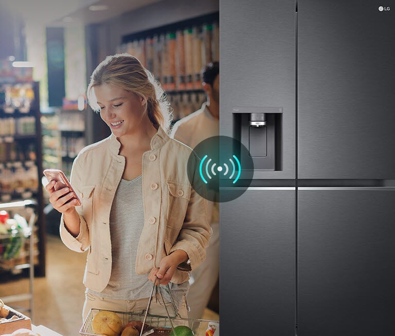 La imagen de la izquierda muestra a una mujer de pie en una tienda de alimentación mirando su teléfono. La imagen de la derecha muestra la vista frontal del frigorífico. En el centro de las imágenes hay un ícono para mostrar la conectividad entre el teléfono y el frigorífico.