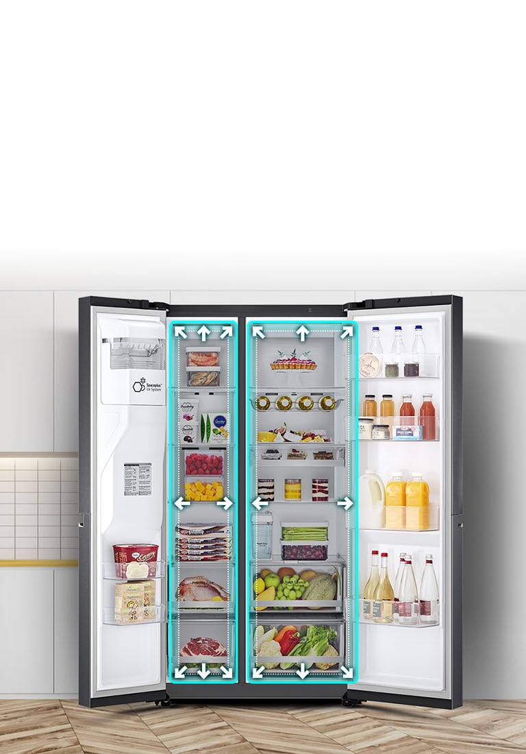 Refrigerador LG abierto en cocina, muestra comida ordenada y espacio interior con flechas indicando capacidad.