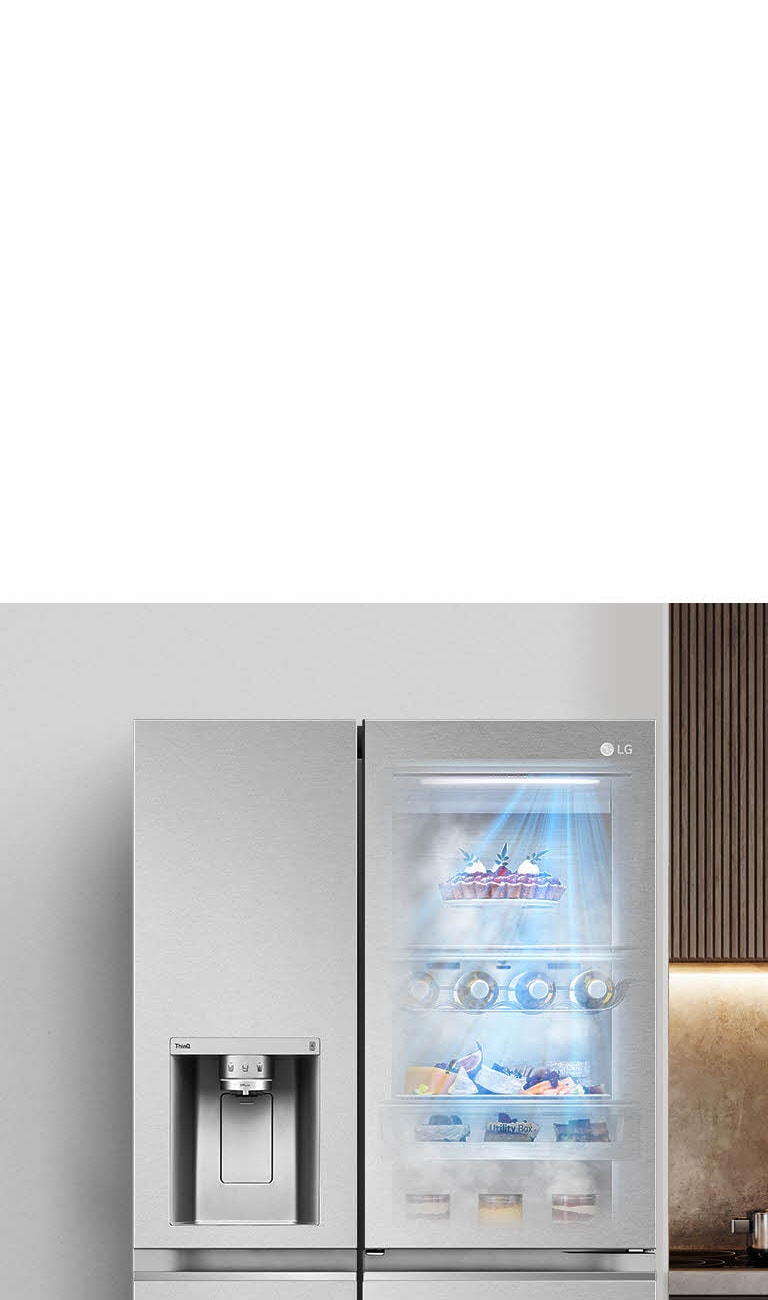 Vista frontal de un frigorífico InstaView negro con la luz encendida en el interior. El contenido del  frigorífico se puede ver a través de la puerta InstaView. Los rayos de luz azules brillan sobre el contenido de la función DoorCooling.