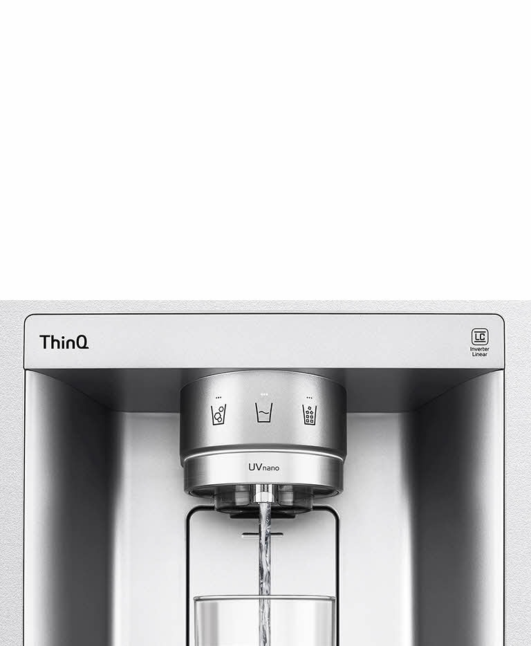 Un video comienza a acercarse al dispensador de agua. El exterior del frigorífico se despeja y ahora se puede ver el interior de la puerta y las partes mecánicas del  dispensador. El video se amplía aún más para mostrar las gotas de agua a medida que caen a través de la parte UVnano de la boquilla que reduce las bacterias. La vista se aleja para ver el exterior del frigorífico nuevamente mientras se vierte agua en un vaso.