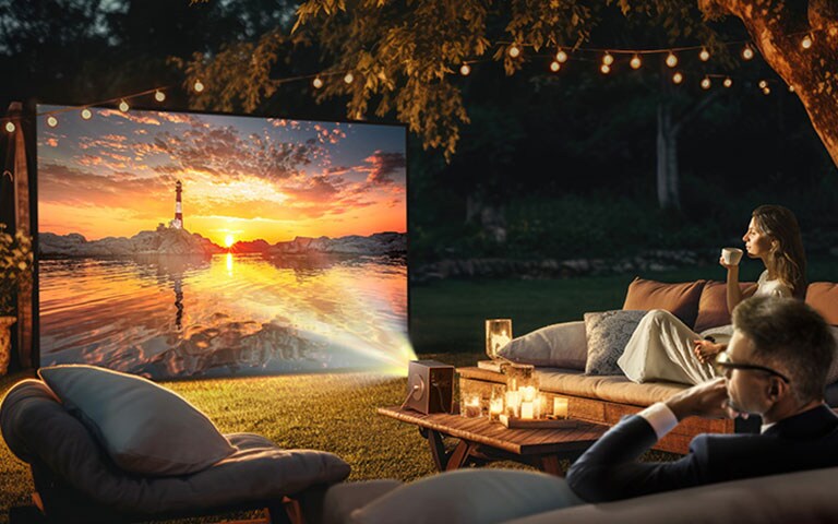 Imagen disfrutando de una película con una imagen brillante proyectada por el proyector.