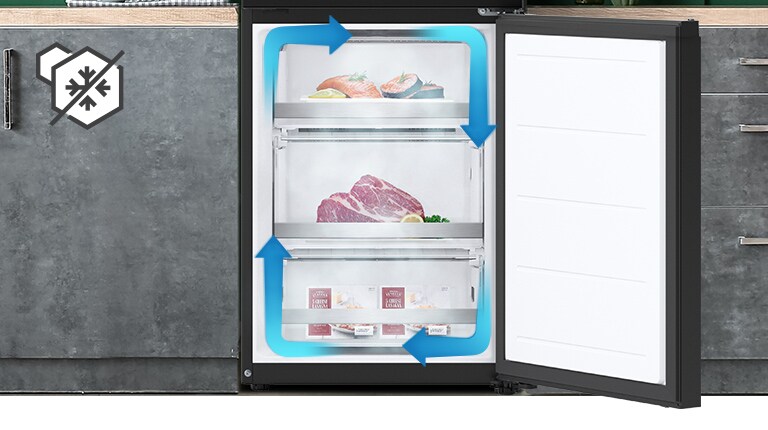 Refrigerador LG con puerta abierta mostrando carne, pescado y alimentos en envases en compartimentos.