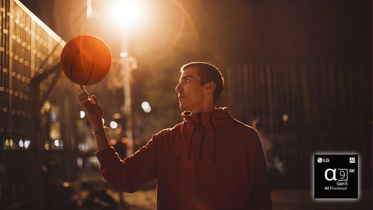Un hombre en una cancha de baloncesto hace girar una pelota sobre su dedo.