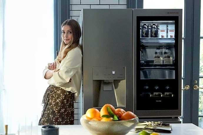 Olivia Palermo se apoya en el frigorífico LG SIGNATURE.