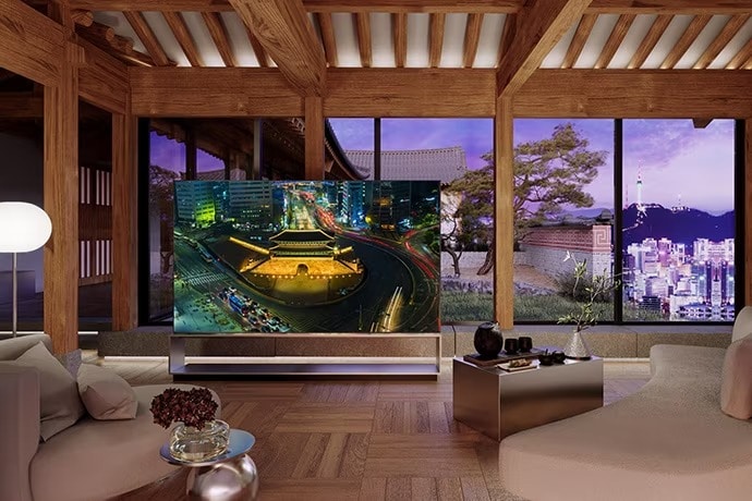 El televisor LG SIGNATURE OLED 8K se coloca en la sala de estar de un hanok, una casa tradicional coreana, con la ciudad de Seúl de fondo.
