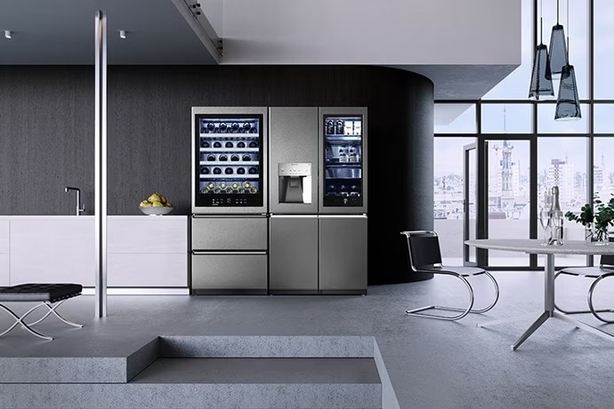 El frigorífico y la Vinoteca Gourmet de LG SIGNATURE situados en una cocina moderna de estilo Bauhaus, Berlín aparece de fondo.