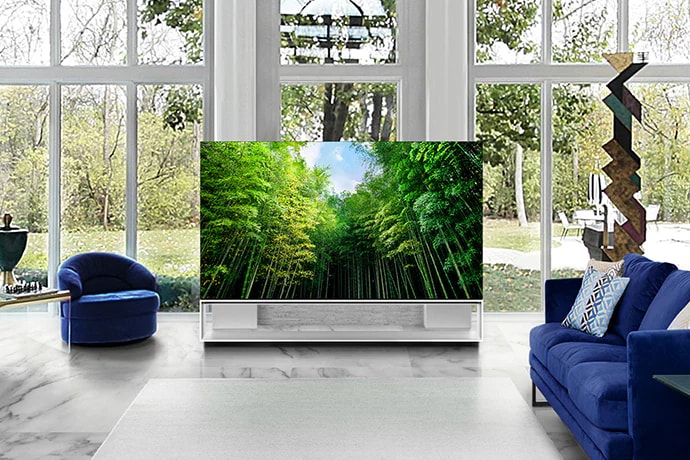 El TV OLED 8K de LG SIGNATURE está colocado en el centro del salón, que está decorado con el color azul clásico y mármol blanco.