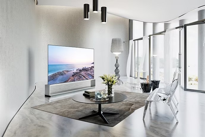 El televisor LG SIGNATURE OLED 8K ZX está colocado en un salón de lujo con mobiliario y decoración de Kartell.