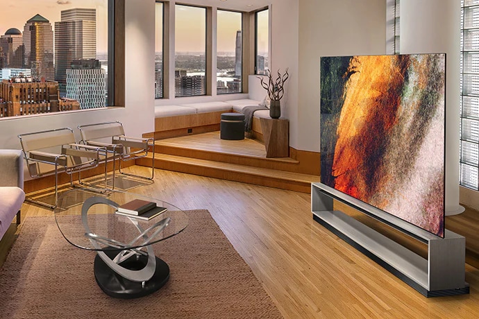 El televisor LG SIGNATURE OLED 8K TV está situado en el salón, decorado con madera de lignum vitae.