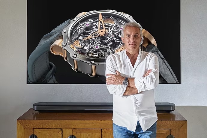 El relojero Antoine Preziuso parado frente a LG SIGNATURE OLED TV W.