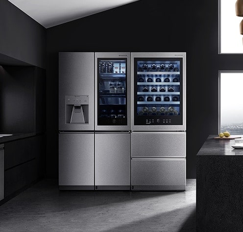 El refrigerador LG SIGNATURE y WineCellar se colocan a un lado de la cocina moderna por donde entra la luz del sol.