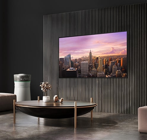LG SIGNATURE OLED 8K está colgado en la pared con el LG SIGNATURE Air Purifier colocado junto a él en la elegante sala de estar.