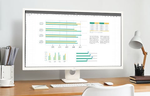 Sobre el escritorio, hay un monitor inteligente que muestra una pantalla que se utiliza para tareas de oficina en casa.	