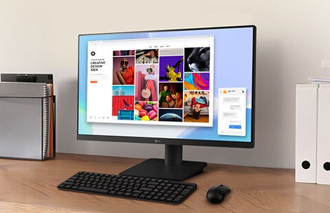 Sobre un escritorio hay un monitor FHD junto a un teclado y un ratón. En pantalla se muestra una búsqueda de imágenes de stock.