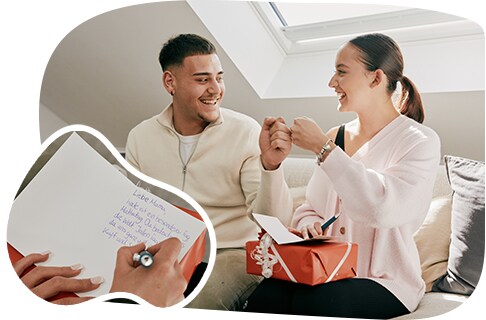 Imagen de hermanas escribiendo una carta