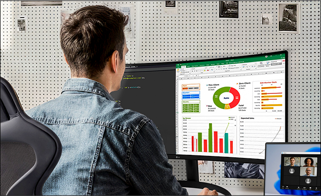 Dos fotos que muestran diferentes vistas de un pequeño apartamento tipo estudio organizado con una configuración de monitor LG UltraWide.