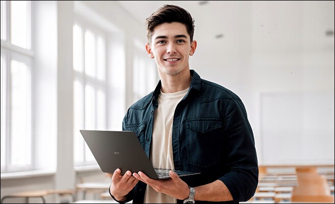Dos fotos de un estudiante sonriente llevando y usando un portátil LG gram en un campus universitario.