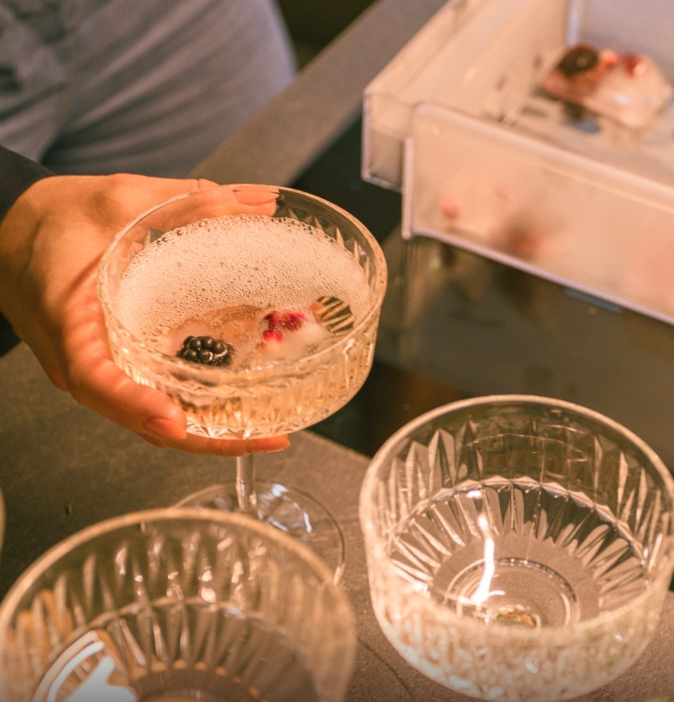 Una mujer prepara bebidas que se adaptan al ambiente de la fiesta en casa.