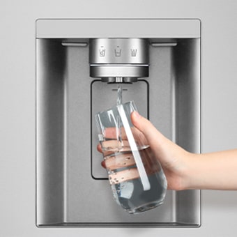 Persona sacando agua del dispensador