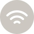 Pantallas de teléfono que muestran las opciones de añadir dispositivos y hogares LG ThinQ con escaneo QR y adición manual.	