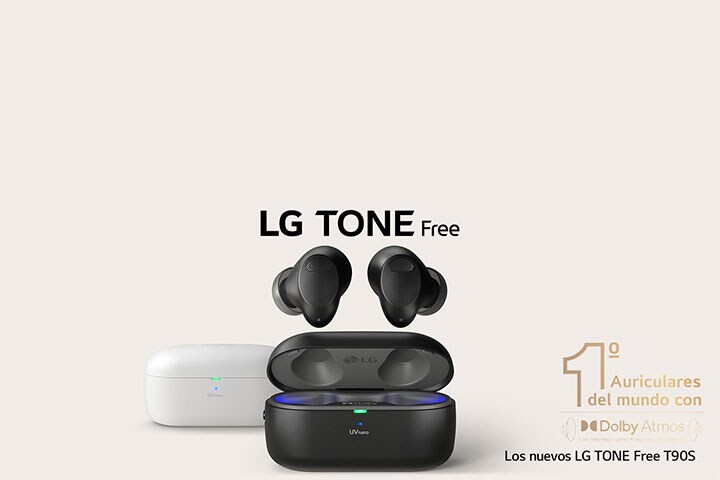 Vista frontal del TONE Free T90S negro con la caja abierta. Los auriculares negros sobresalen por motivos de diseño. Detrás de ellos está el TONE Free T90S blanco. La esquina inferior derecha muestra el primer logotipo de Dolby Atmos del mundo.