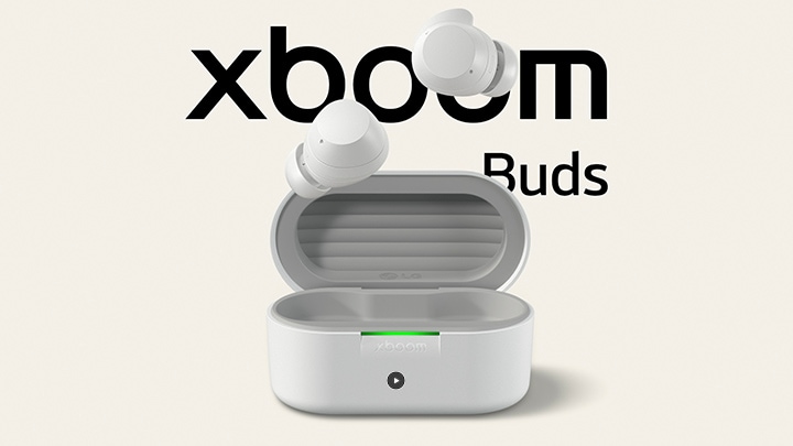 La cuna de xboom buds se coloca totalmente abierta con dos auriculares flotando por encima.	