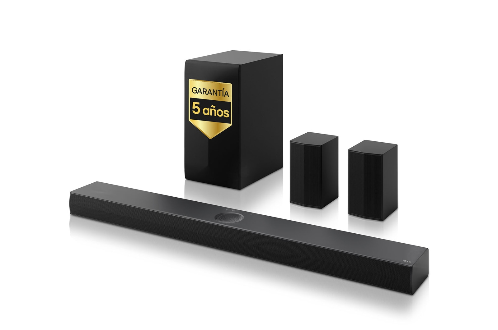 Vista frontal de la LG Soundbar S70TR, un subwoofer y unos altavoces traseros