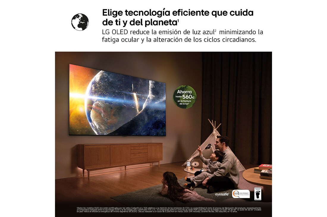 Vista amplia de un salón elegante y colorido. Hay un televisor LG OLED evo AI C5E 4K Smart TV montado en la pared con una LG Soundbar debajo. El diseño del televisor se integra perfectamente en el espacio. En la pantalla del televisor hay una obra de arte colorida. 