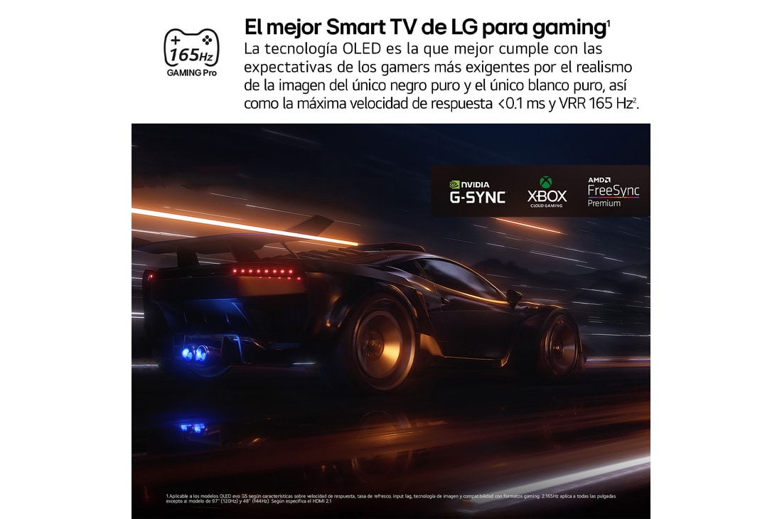 Vista del salón de una lujosa casa. Un hombre está viendo una película en su televisor LG OLED TV montado en la pared. El diseño del televisor combina a la perfección con la pared y el estilo del salón.