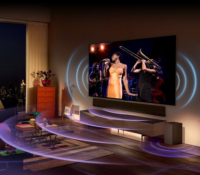 En un acogedor salón, un gran televisor y una barra de sonido están montados en la pared. A ambos lados del televisor y debajo de la barra de sonido, se visualiza un diseño gráfico ondulado que se extiende amplio y grandioso a través del sonido.
