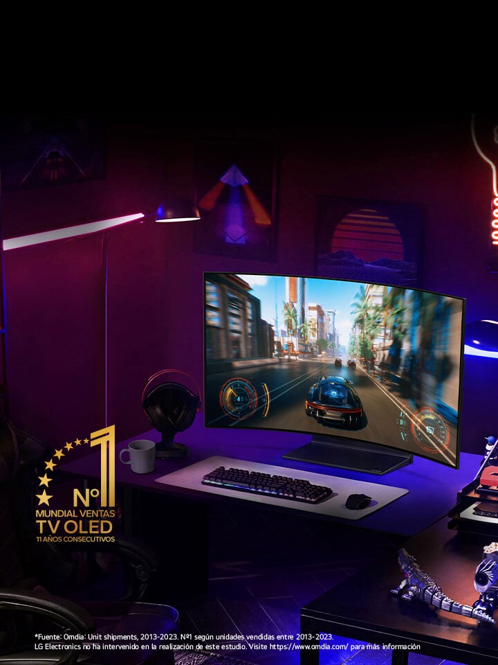 Imagen de un televisor LG OLED evo 3G colgado en la pared de un extravagante apartamento de Nueva York que muestra una romántica escena nocturna en pantalla.  Distintivo 10 Years World's No.1 OLED TV.